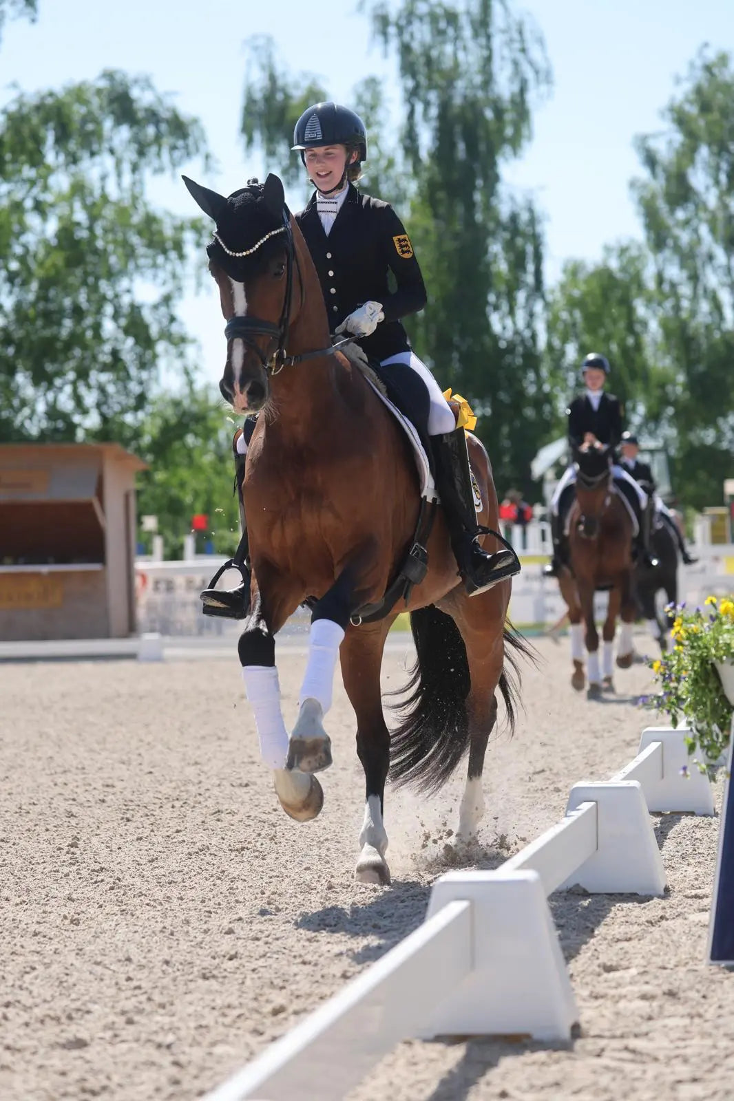 Sophie Luise Layer, TOTAL EquiPro Teamreiterin, bei der Siegerehrung in Winterlingen 2025 mit ihrem Pferd Zaara.