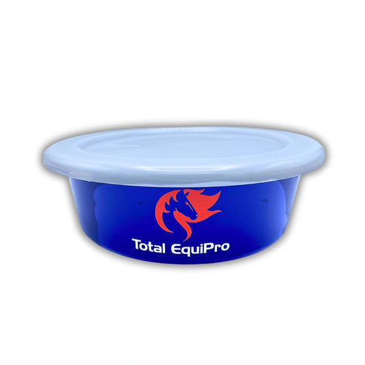 TOTAL EquiPro Futterschüssel 6 L mit Deckel – schwarze Schale für Pferdefutter, stapelbar & hygienisch