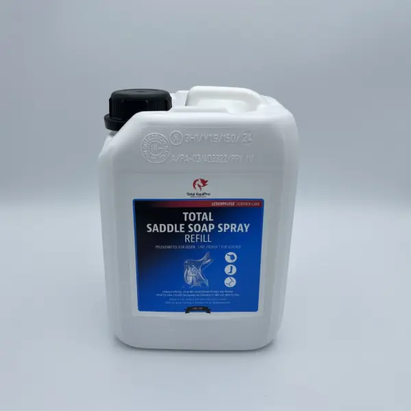 TOTAL Saddle Soap Spray – 2,5 L Vorratsgröße der gebrauchsfertigen Lederseife im Sprühformat. Reinigt und pflegt Glattleder effektiv – ideal für Vielputzer & Stallteams.